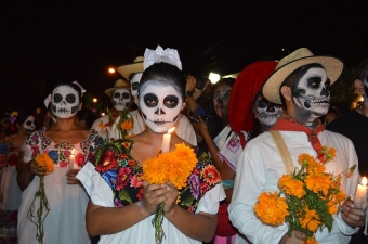 メキシコで行われる盛大な祭り「死者の日」では死を楽しく明るく祝う