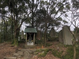 宝満山の麓にある竈門神社に残る幾つかの石造物と板碑