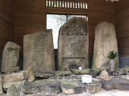 福岡県飯塚市筒野の権現谷の奥にある3基の板碑