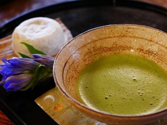 茶道には献茶式と呼ばれる神仏や故人にお茶を供える儀式が存在する