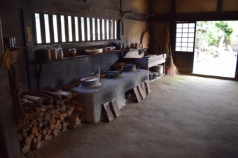 恐ろしい顔をしたお面で火難除けの神様として知られる釜神とは