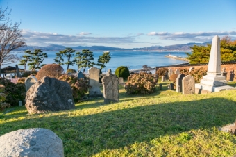 函館の厚生院墓地にある「天下の号外屋翁の墓」と書かれた真っ赤な墓