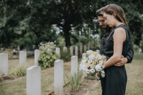 死者に花を手向けてきた人類　死と花と人のこれまでの歩みとは