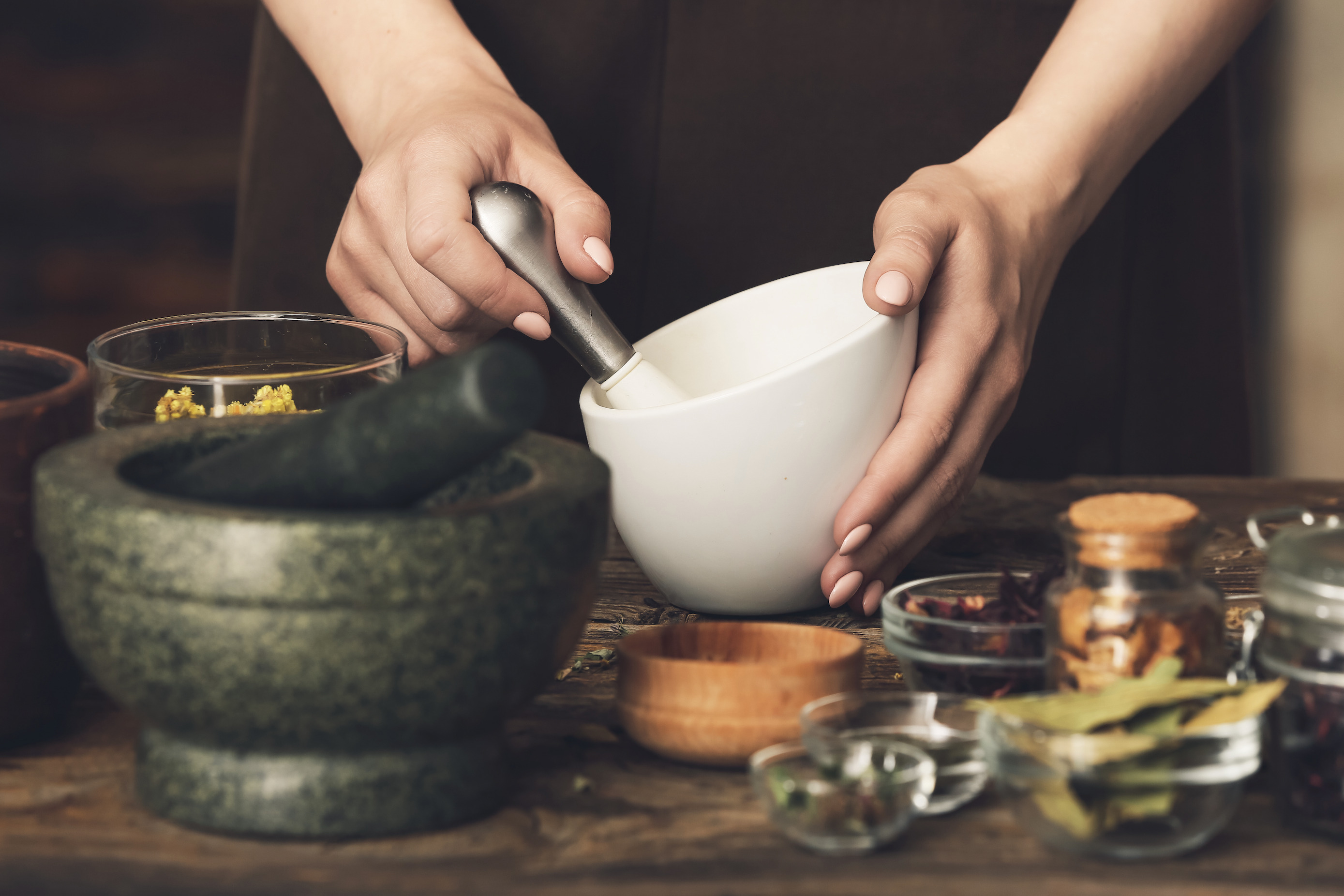 錬金術の三つの顔：疑似科学の迷宮、化学の母胎、そして魂の修行体系