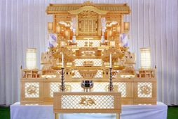 威厳のある白木祭壇