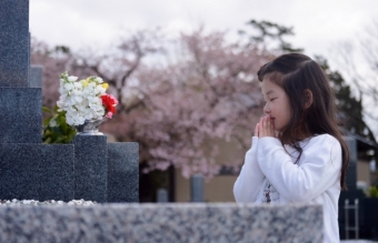 【お彼岸】お墓参りに行くときの花の選び方とマナーを解説！