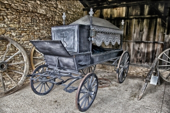 馬力や人力から霊柩自動車に発展していった背景と宮型霊柩車の起源
