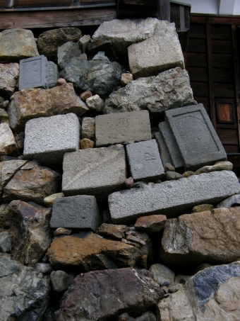 【画像】石垣の石材に墓石を使用する「転用石」ーー転用石はばちあたり？