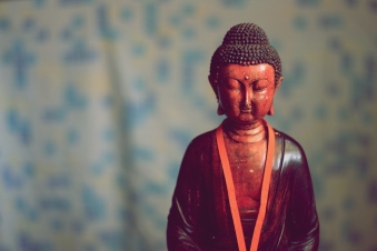 わざわざ寺院に出向かなくても礼拝できるように小型化されたのが現在の仏壇です